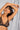 Femme brune porte le soutien gorge triangle et transparent de chez Olly.