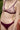 Jeune femme de face porte un soutien-gorge et une culotte en dentelle recyclée et coton biologique de couleur prune. 