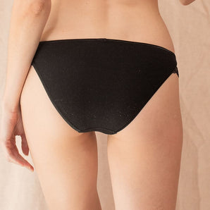 Culotte noire en coton biologique d'une marque éthique de lingerie. 