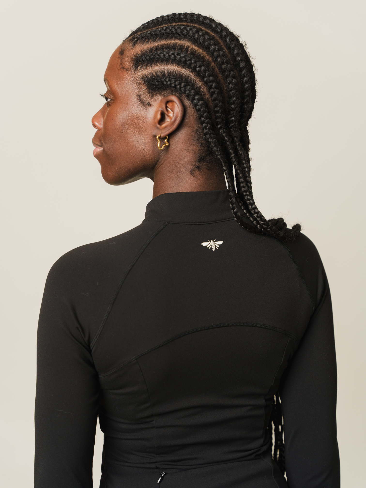black zip up jacket with bee logo, black sustainable activewear, black workout jacket, running outfit inspiration, vegan activewear, eco-friendly activewear, sustainable workout clothes